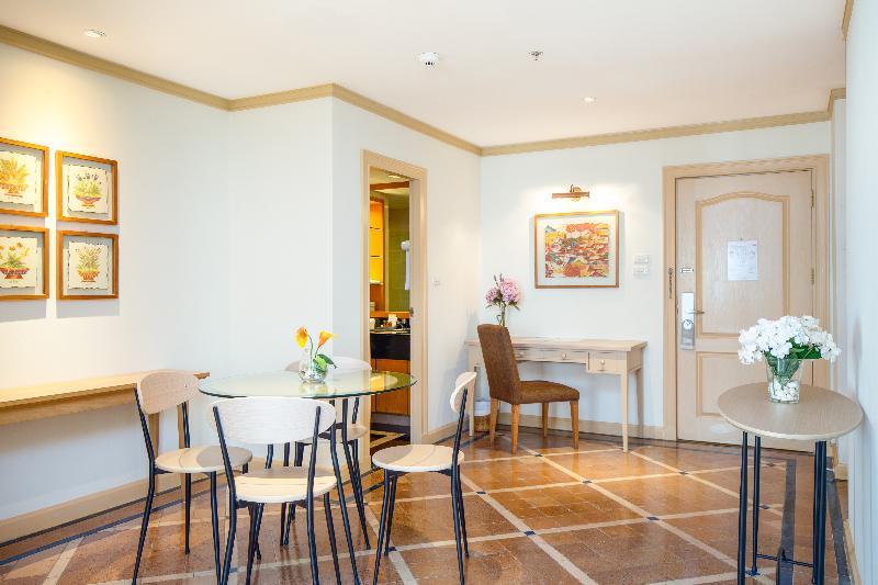 Riverfront Отель 4*